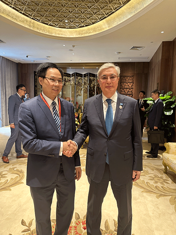 哈萨克斯坦总统托卡耶夫亲切接见贡河国酒董事长叶志聪.gif
